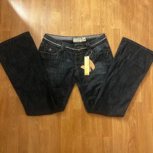 Mörkblå jeans från R. Marks - Snygga mörkblå jeans från R. Marks med klassisk design. De har en bootcut-stil och är lowwaisted. Aldrig använda då dom var fel storlek, pris kan diskuteras 💗