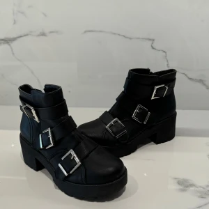 Svarta boots  - Sparsamt använda svarta skor men liten klack. Storlek 38. Hämtas i Lund eller skickas om köparen står för frakten 😄