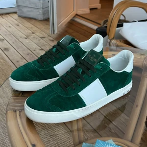 Valentino flycrew - Säljer ett par valentino flycrew i väldigt bra skick (nästan nyskick) alla nita kvar! två dustbags följer med. Pris 3999! Storlek 42