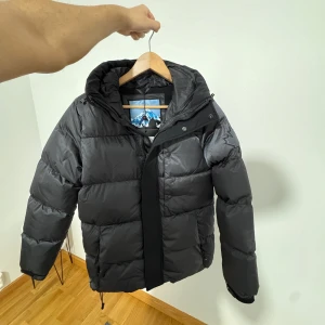 Svart pufferjacka från Zavetti Canada - Säljer en svart pufferjacka från Zavetti Canada. Jackan är helt ny oanvänd. Perfekt för vinter. Jätte fint jacka. 