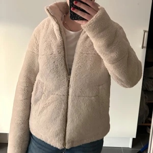 Teddyjacka - Mjuk och varm teddyjacka. Den är tjockare än vanliga och därför passar perfekt till höst/vinter 🤍🤍🤍