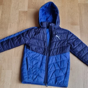 PUMA tunn dunjacka str 164 - PUMA tunn dunjacka str 164, bra skick, dock liten diskret märke på tyget, märks knappt, se bild 3. Avtagbar huva.