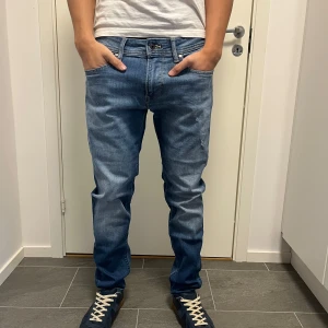 Pepe jeans - Ett par bredare slim fit jeans me slitningar. Sparsamt använda. Storlek 31x32, passar mig som är 184 men de är lite breda vid midjan. Nypris 1319, mitt pris 399. Hör av er vid frågor!