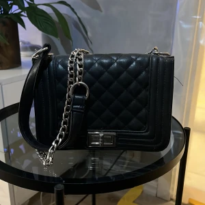 Handväska - säljer min svarta handväska med kedje band som man kan göra båda långt och kort, inga defekter super fin!!☺️☺️