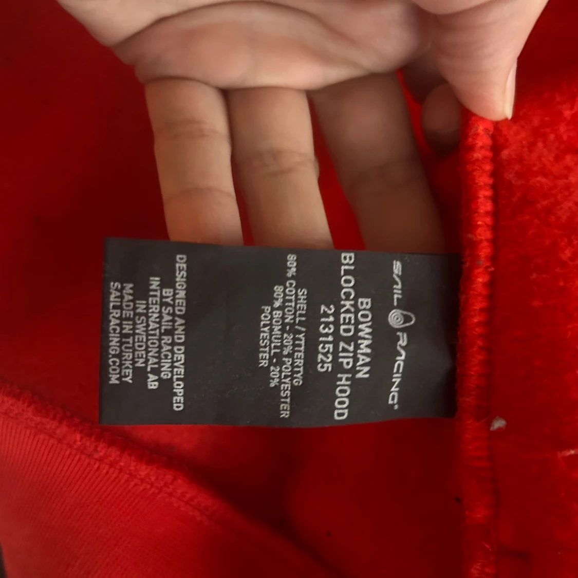 Svart och röd hoodie från Sail Racing - 3