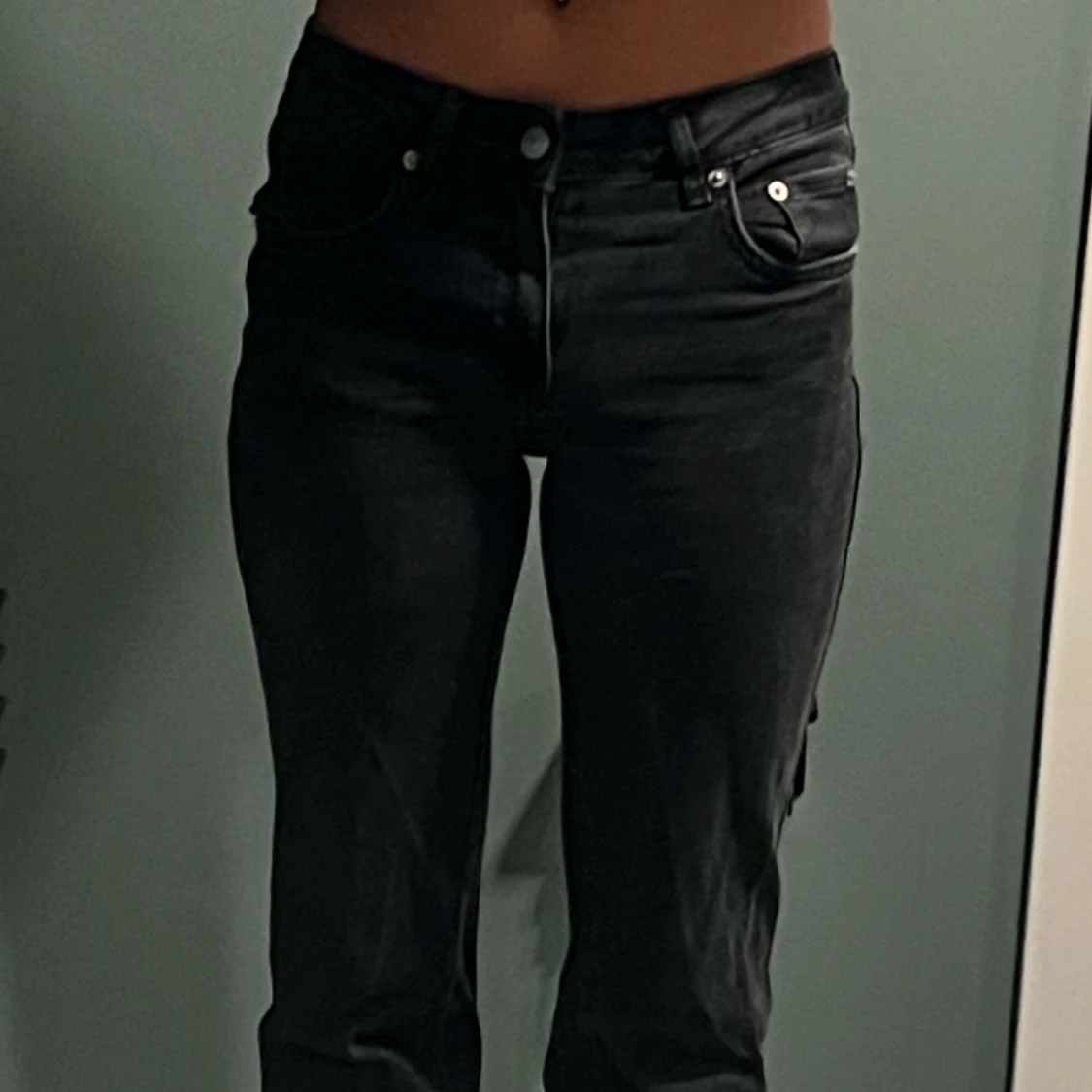 Svarta jeans med fickdetaljer