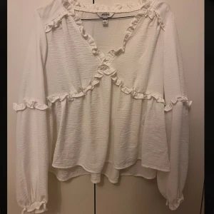Vit blus - Som nyskick, använd fåtal gånger.  Passar dig som storlek xs eller s, Nypris: 400kr