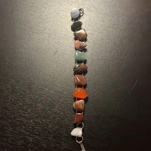 Handmade armband med stenar  - Silvrigt Handmade armband med stenar på😻❤️