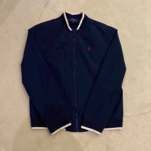 Ralph Lauren jacka  - Säljer en Ralph Lauren jacka i storleken ungdom XL vilket motsvarar en xs/s.   