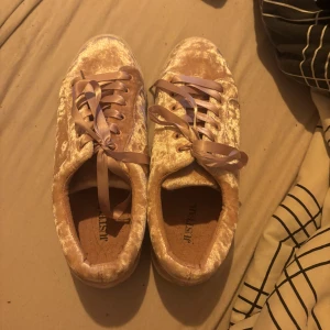 Rosa sneakers i sammet - Snygga beige sneakers i sammet med snörning. Perfekta för en trendig look med en mjuk och glansig finish.