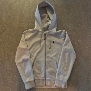 Ralph lauren zip hoodie - Ralph lauren zip hoodie i utmärkt skick, (10/10 - splitter ny)🙌Pris 799 kr, storlek S. Skriv i dm vid intresse eller frågor!😄- SIGTUNA RESELL💫-