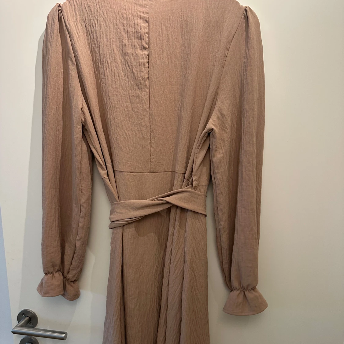Beige omlottklänning - 91