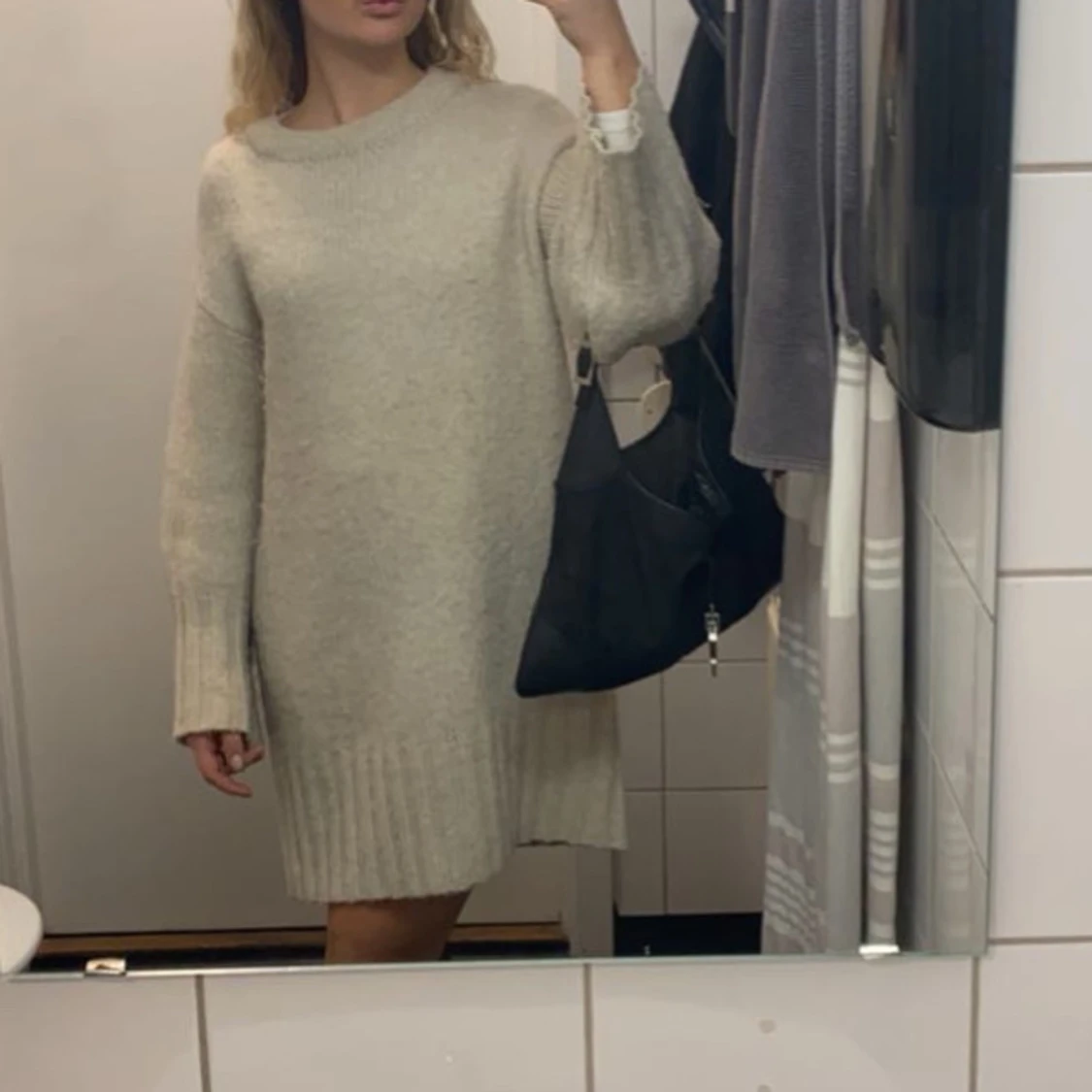 Beige stickad klänning