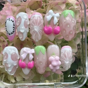 Berry Bliss Medium Almond - Mått - 16,12,13,12,10 (MM) Handgjorda lösnaglar av högsta kvalitet!✨Vid korrekt applikation och borttagning kan man återanvända dem flertalet gånger!💕 Man får med ett appliceringskit & instruktioner 