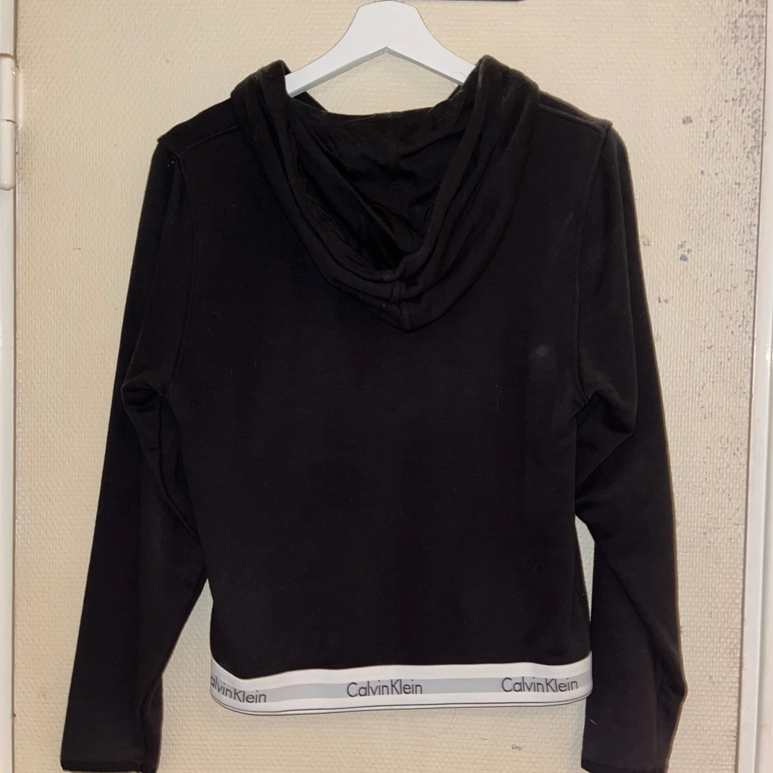 Svart hoodie från Calvin Klein - 90