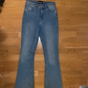 Jeans - Säljer dessa jeans från pieces!
