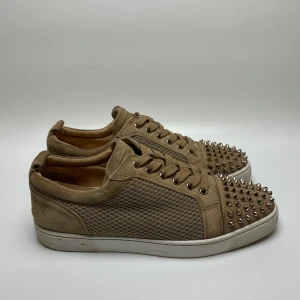 Louboutin skor  - Hej säljer nu dessa super feta Louboutin skor. Skorna är i toppskick! Bara skorna medföljer vid köp. Hör av dig vid frågor! 