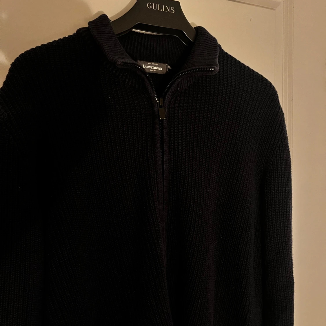 Svart stickad tröja från Dressmann - 90