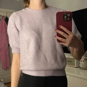 Stickad tshirt  - Jättefin ljuslila stickad T-shirt, endast använd en gång❤️