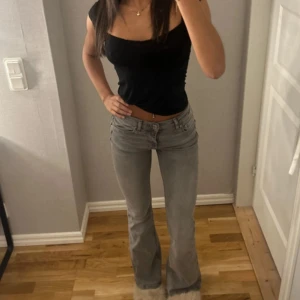 Low waist bootcut  - Lowwaistjeans från ginatricot, storlek 34. Använda fåtal gånger och är därmed i toppskick 🫶🏽