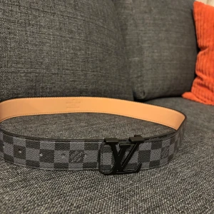 Bälte - 105 cm lång pris kan diskuteras. Skick 10/10. Kan göra hål själv