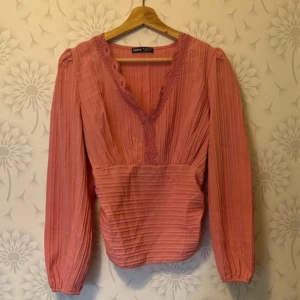 Rosa blus  - Säljer hel ny blus  liten i storlek motsvarar S/XS