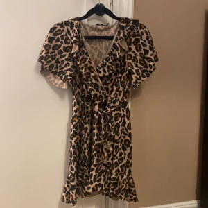 Leopard klänning - Jätte fint skick, med knytning i midjan!⭐️