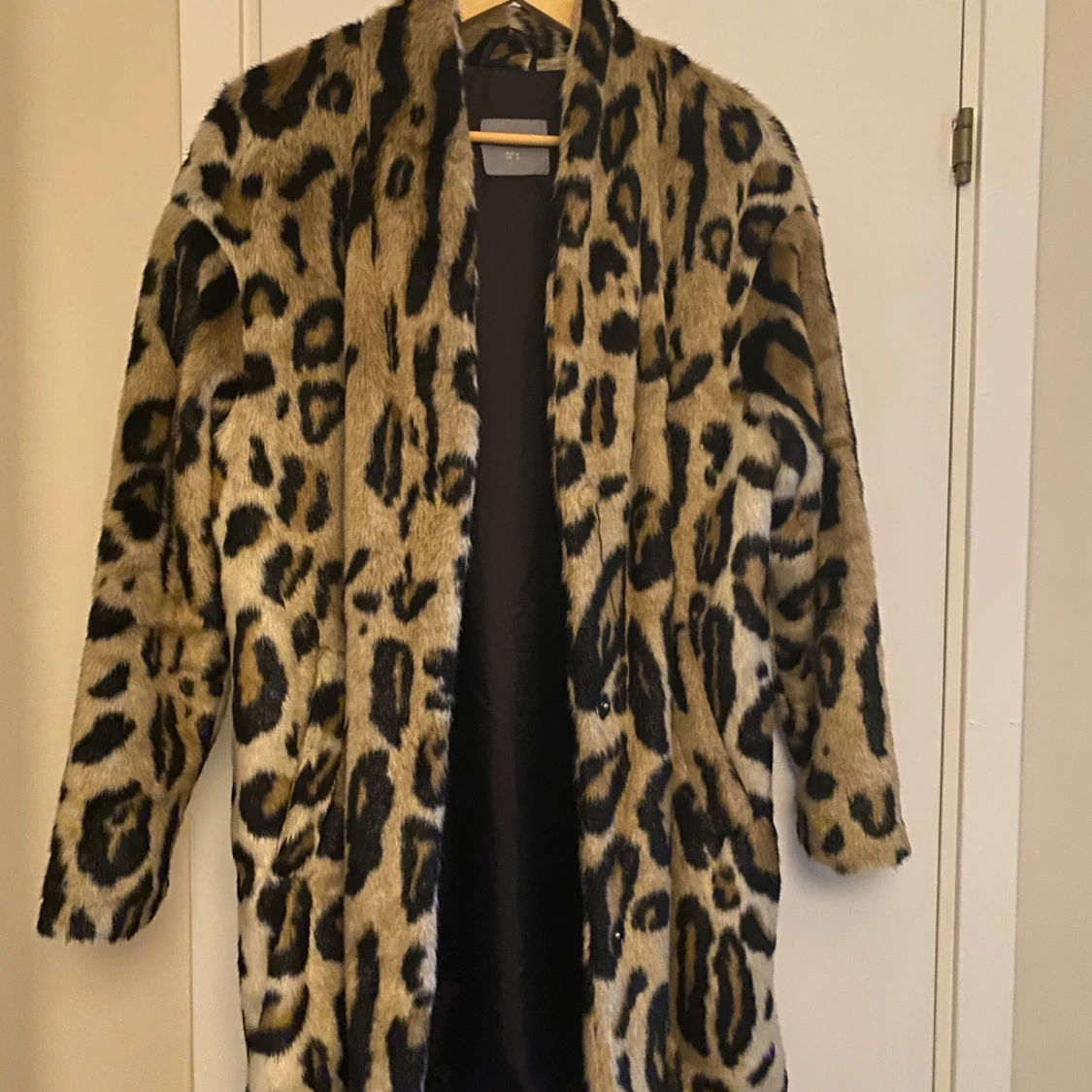 Leopardmönstrad pälsjacka