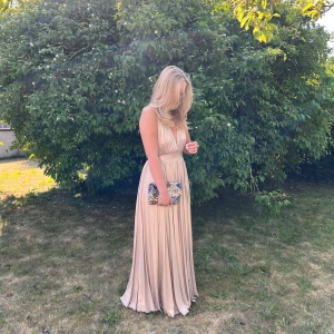 Champagnefärgad långklänning - Säljer min fantastiska balklänning, man kan knyta banden på olika sätt i ryggen💞💞