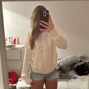 Vit stickad tröja - Säljer en mysig vit stickad tröja med ett fint hålmönster, superfin nu till höst eller till sommaren. Köptes för ett tag sedan men aldrig använd därför till salu💗