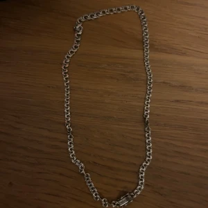 En äkta silver länk  - Ett äkta silver halsband. Pris kan gå ner vid snabb affär