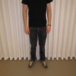 Herr jeans - Trendiga jeans som kommer chocka alla när du har på dig dom!🤩 Euro 40 Modellen på bilden är 185cm Tveka inte att höra av dig till oss för fler frågor💙