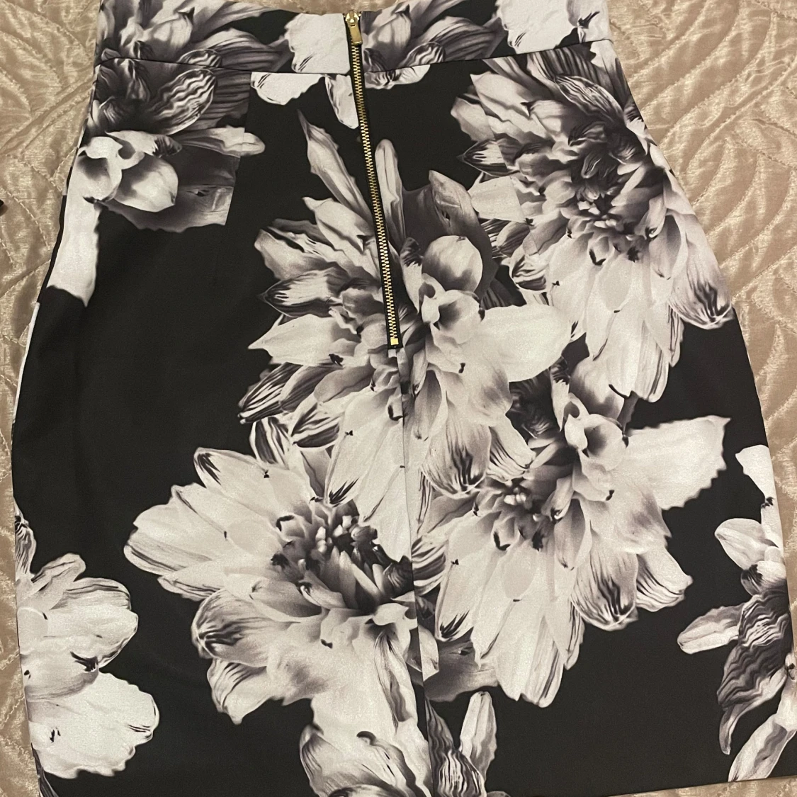 Svart och vit blommig kjol med dragkedja - 90