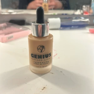 W7 Genius Feather Light Foundation - Lätt och silkeslen foundation från W7 med pipettapplikator. Perfekt för en naturlig look med jämn täckning. Kommer i en smidig glasflaska.