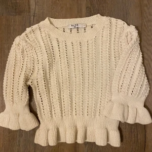 Stickad söt croppad tröja - Supersöt stickad tröja.