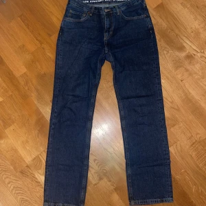 Bik bok mörkblåa jeans  - Mörkblåa nerver denim jeans  Bik bok
