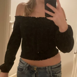 Svart långärmad topp🍂 - Jättesöt svart långärmad tröja perfekt för hösten🍂
