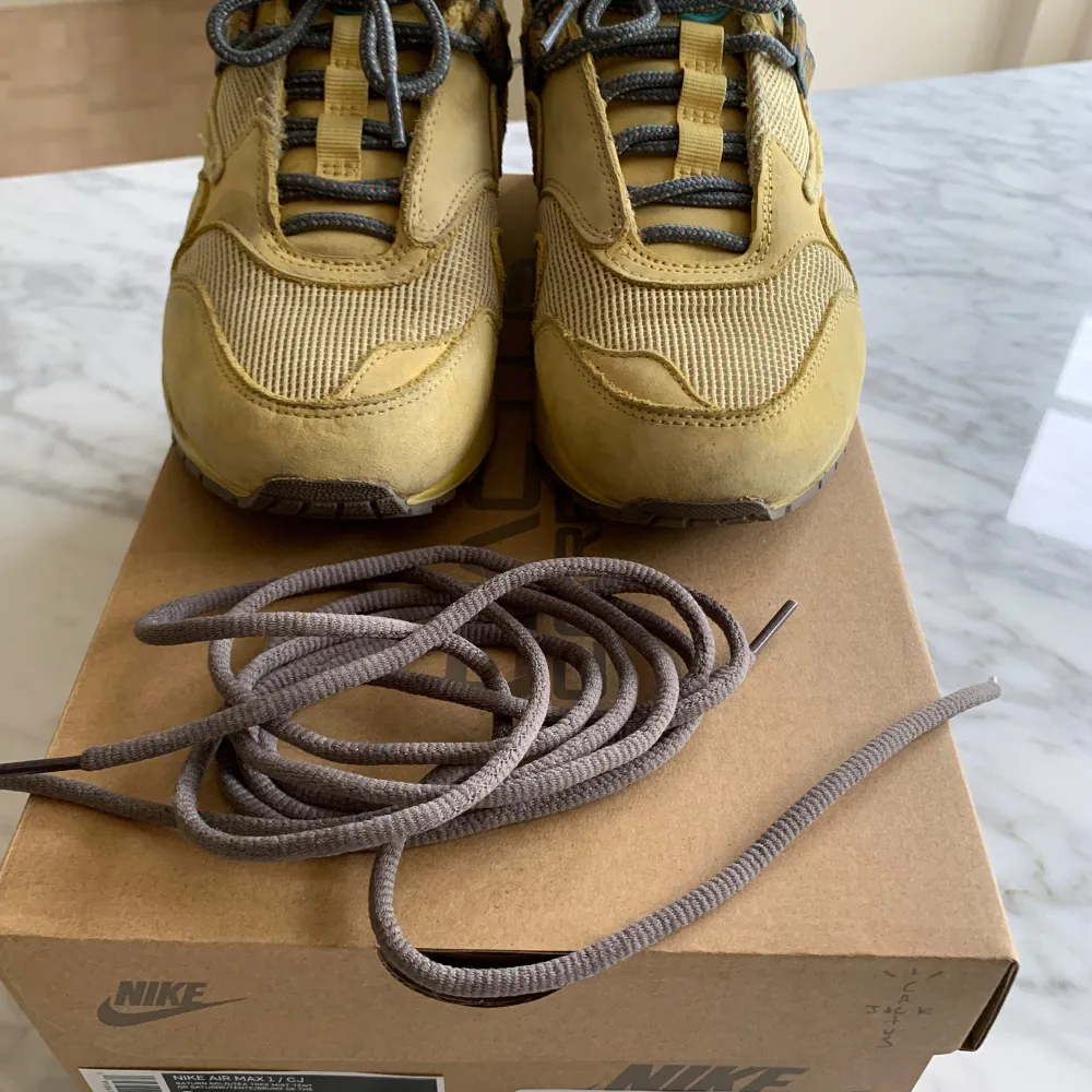 Nike Air Max Cactus Jack, storlek 38,5. Färg Saturnus Gold. Knappt använda och i mycket bra skick. . Skor.