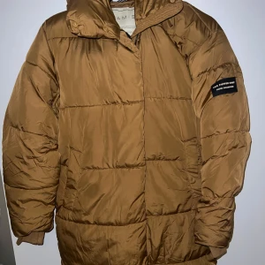 Gul/senap jacka  - Använd bara några gånger, normal i storlek. Köpt för 999kr för ca 1 år sedan