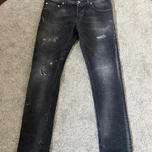 Dondup jeans  - Tja! Säljer nu mina skit feta Dondup pågrund av att jag inte har användning av dom längre  Skick 10/10 Köpta för 2199 för ca 6 månader sen Säljer för 1299