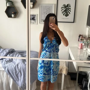 Sommar klänning - Jättefin utomlandsklänning!! Halterneck med öppenrygg😙😙💕 väldigt stretchig så passar xs- m💕