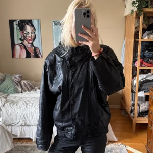 Skinnjacka  - As cool skinnjacka i storlek L med krage🖤