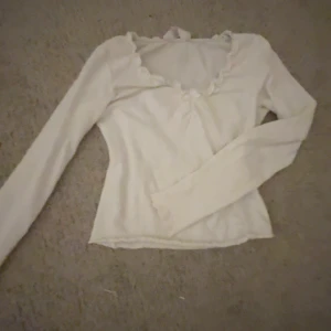 vit tröja med rosett  - den är ganska liten nu men den har varit xxs💗