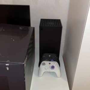 Xbox series x - Den nyaste versionen av Xbox sälj pågrund av att den inte längre ska användas. Jag har haft den i drygt 1 år och har inte stött på några problem. Den gör knappt ljud och har inga skador eller tekniska problem. Du får med en anti stickdrift kontroll 