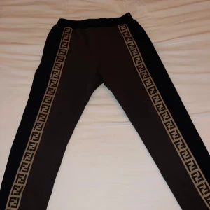 Fendi Byxor - Fendi Byxor till salu! Storlek M. Skriv om du har fler frågor eller liknande! 