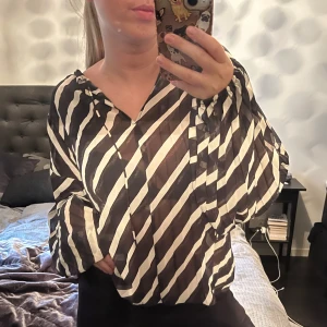Topp/blus - Snygg blus i tunnt material, lite genomskinlig. Använd en gång, jättebra skick! 🤍