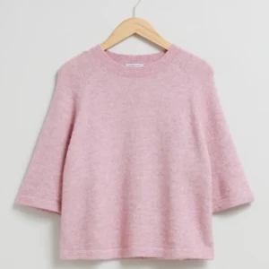 Other stories tröja rosa - Säljer min kortärmade stickade tröja perfekt nu till hösten🍁  Slut såld på hemsidan och är sparsamt använd i jättefin rosa färg💕💕