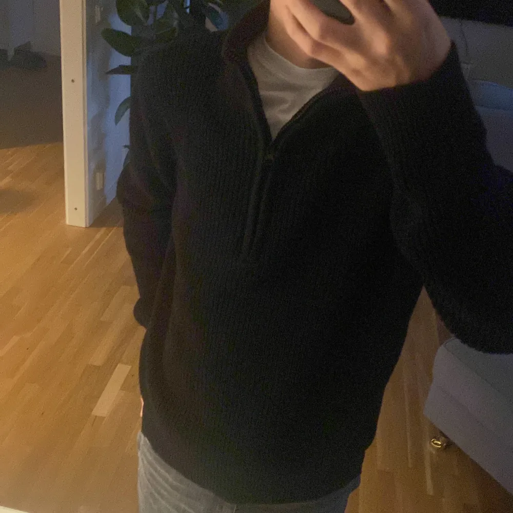 De här är en svart halfzip som är väldigt skön och snygg, jag har aldrig använt den så jag har tänkt och sälja iväg den så de inget fel på tröjan. Storleken är L i barnstolek så ungefär 170cm. Stickat.