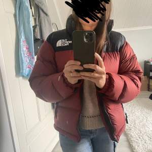 Snygg populär modell från North Face. Riktigt varm! Färgen är rost. Herrjacka, men passar även dam i strl S/M. Strl XS Sparsamt använd, så inga skador. 