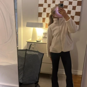 Jättefin teddyjacka  - Denhär jackan är jättemysig och jättefin, men jag använder den inte så jag säljer den, den är ifrån stronger och ser ut som ny